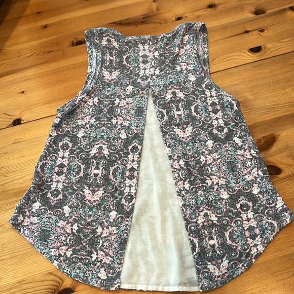 LUSH size XS sleeveless, flowy summer top, sheer detail in back- spring … - Picture 4 of 7